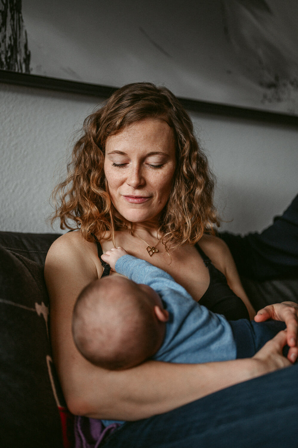 Mutter, die ihr Baby stillt als Fotografie von Babyfotografin aus Zürich