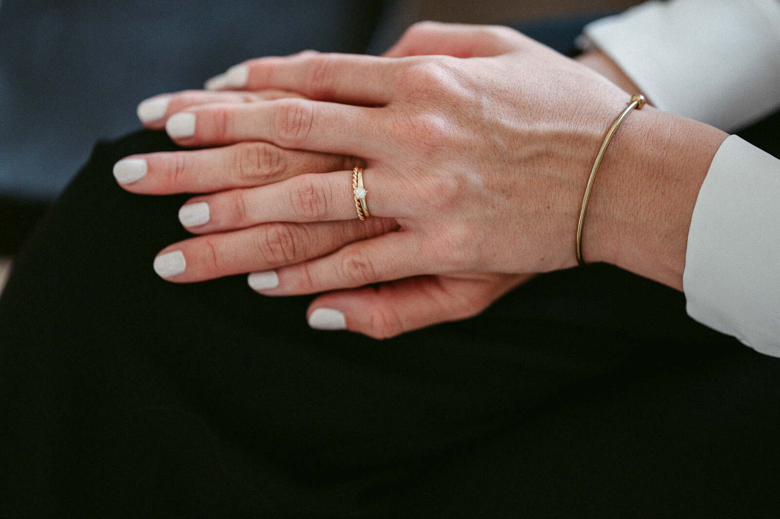 Hände einer Braut mit Ehering und Verlobungsring in Gold von Hochzeitsofotografin aus Zürich