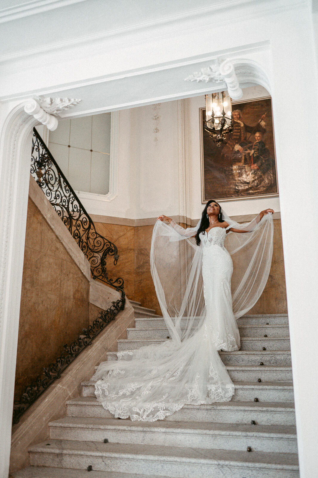 Braut steht im Hochzeitskleid auf einer schönen Steintreppe von Hochzeitsofotografin aus Zürich